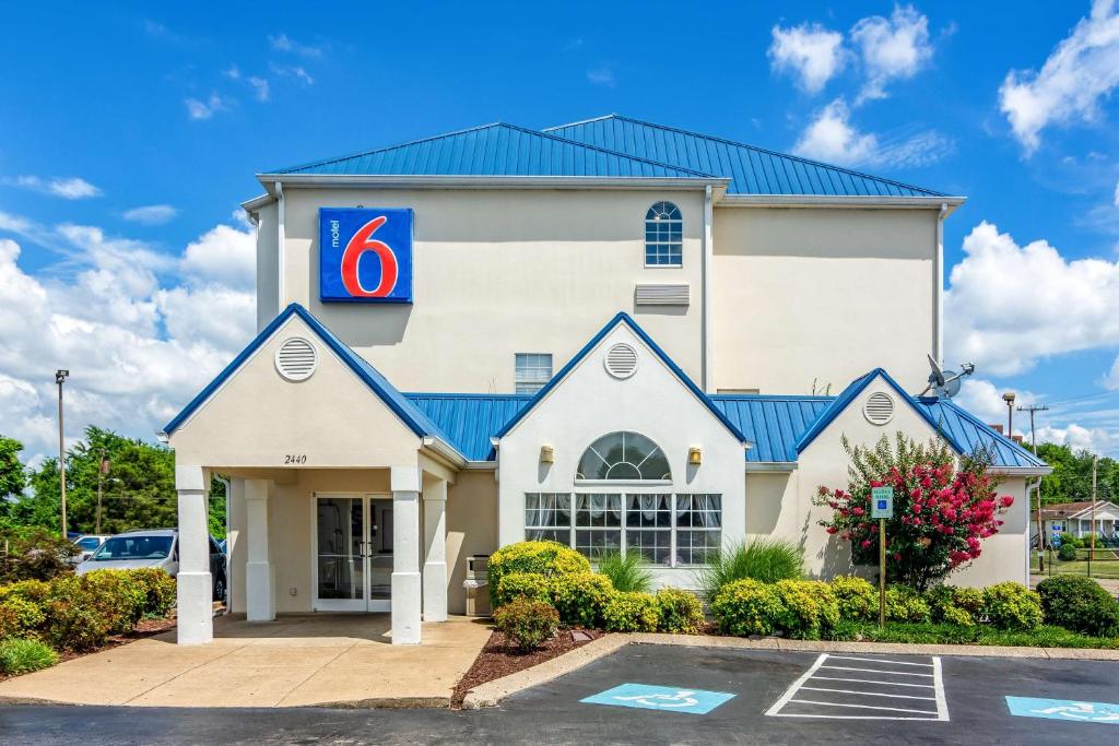 Motel 6 Chattanooga Downtown Main image 1